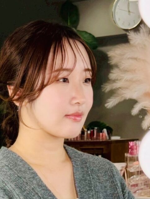 【プレ花嫁さん人気No.1👰✨
#ヘアメイク指示書作成付き韓国式ブライダルヘアメイク】
担当:kei
・
以前診断を受けにきてくださったお客様の再来。
自分に合うものでお願いしますというオーダーでした。🪄
血色感をしっかりと入れ、トーンアップし華やかさと柔らかさを。ヘアは長さを活かして、下ろしスタイルに。
お客様の質感やお顔立ち、PC、ご要望+式場の雰囲気など総合的な観点から最適なご提案に努めます😉
・
・
▫️東京・名古屋・福岡サロンにてご予約可
【メニュー内容】
大切な結婚式当日✨
素敵なヘアメイクでとっておきの1日を迎えるために、韓国メイクと似合わせのプロが、韓国式のブライダルヘアメイクの指示書を作成するサービスです。
挙式当日スムーズに理想のヘアメイクが再現できるように、お客様だけの専用指示書づくりを担当いたします💐
自分に似合うものや理想がわからない方でも大丈夫
言葉だけではうまく伝わらないニュアンスも一緒に探して見つけていきましょう☺️✨
【費用・所要時間】
¥29,700(最大120分)
※ヘアメイク代+指示書作成費込み
【流れ】
①カウンセリング
(当日の衣装や会場の確認、理想イメージなど)
②講師によるメイクアップ
逐一お好みや仕上がりイメージを確認しながら仕上げてまいります。
③ヘアセット
メイク同様、パターンをいくつかお見せしながら仕上げてまいります。
④仕上がりのお写真を撮影
挙式当日の担当ヘアメイクさんにご確認頂けるように、様々な角度から撮影いたします
⑤指示書をお渡し
パーツごとのメイクポイントやヘアについて詳細を記載したシートをお渡しいたします。
【お持ちいただくもの】
・当日着用予定のドレスやアクセサリー、会場のお写真
・当日ご使用になられたいお化粧品(ございましたら)
・理想のヘアメイクイメージのお写真(ございましたら)
#プレ花嫁#プレ花嫁準備#プレ花嫁さんと繋がりたい#花嫁メイク花嫁メイクアップブライダルヘア
ブライダルメイク韓国花嫁メイク