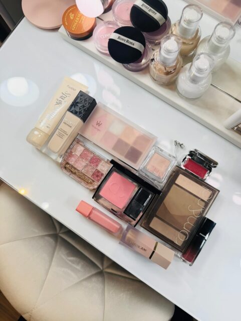 テイスト診断+白銀比メイクでお越しくださったお客様♡
【顔×骨格×カラー診断で、似合う服・髪型・小物・色まで似合うの全てがわかる #パーソナルテイスト診断 ✨】
今回の担当は
診断Rina+メイクRikaです💐@東京
服もメイクも似合うものがわからず、色んな色を使ってしまうというお客様。
明度,彩度,質感について詳しく解説し、沢山のコスメをお持ちでしたので仕分けと色選びを重点的に行いました☺︎
お好きなインスタグラマ-さんへの近づけ方や、今後の結婚式にむけてのドレス選びの注意点など項目沢山でお伝えしました。
メイクでは、ブルベ冬の診断結果も考慮しつつ、
今のベースメイクよりも少しカバー力を出したい、
テカリでの崩れが気になるということでしたので、
ベースアイテムを皮脂吸着系に変更。
カラーはブルベ冬らしい濃いめ赤、ピンクでまとめました☺︎
・
styleworksを代表する診断人気No.1コースです🏆✨
顔立ち、骨格、パーソナルカラーのトータルの観点から、ご自身の似合わせのコツを全て知りたい方におすすめです☺︎
パーソナルテイスト診断では…
☑︎パーソナルカラーの1st, 2ndシーズンがわかる
+ベストカラーもわかる
☑︎骨格タイプがわかる
☑︎顔立ちタイプがわかる
☑︎色、骨格、顔立ちの総合的な似合わせのコツがわかる
☑︎すごく苦手な配色、着こなしもわかる
☑︎好きと似合うのバランスの取り方がわかる
▶︎2026/3のご予約受付中♪
▶︎ご予約はHPまたはDM,hotpepperbeautyより
#パーソナルカラー診断福岡
#パーソナルカラー診断東京
#パーソナルカラー診断大阪
パーソナルカラー診断名古屋