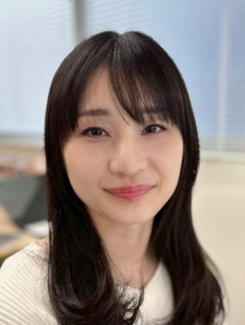 メイクのバランスを知りたい、アップデートしたい。
フェミニンが好みというお客様。
目元周りのくすみをとる、眉を薄く、目を遠心に調整。
PCブルベ冬さんで普段は強めのアイメイクだそうで、
白銀比メイクは新鮮とお言葉を頂戴しました😌
今回のメイク担当講師は
kimuraです💐@大阪
・・・・・・・・・・
いろんなメイクが流行っても、まずは知っておきたい、
自分だけの大人かわいいバランスメイク🍑
フルメイクコースなら、
お客様だけの専用メイクカルテ作成付き。🪄
#白銀比メイク ¥25,000
・大人かわいいが好き
・柔らかく、優しく見られたい
・若見えしたい
方は白銀比メイクがオススメ
①講師によるフルメイク
+オリジナルメイクカルテ付き
or
②講師半顔レクチャー+お客様による半顔実践レッスン
+お客様によるカルテ作成(講師によるカルテ作成希望の場合は別途追加¥5,000)
どちらかのタイプが選択できます
③オンライン対応!白銀比メイクカルテ作成のみ
¥15,000
ぜひご検討ください☺︎
2026年3月ご予約受付中🤍