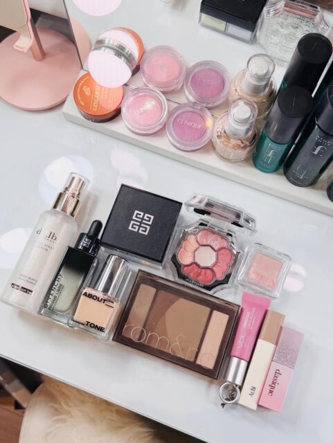 白銀比/黄金比 など、メイクメニューが同じでも、お客様にご提案ご使用するコスメは、お客様により異なります☺︎
肌質、肌色、PC、お悩みなどに合わせて1つ1つ選定していきますので、コスメを見直したいお客様にもおすすめです。
お客様が普段お使いのコスメを使いこなしたい、という場合はお持ちのコスメで対応も可能です🙆
現在3月までのご予約を承っております♡