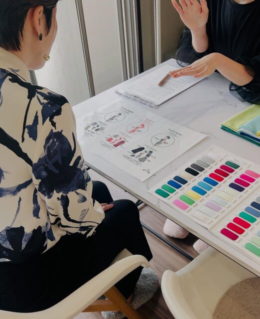 骨格診断🦴 ¥9,900
パーソナルカラーもですが、
骨格タイプこそなかなか自己診断が難しいですよね👀
自分ではなで肩だと思ってた
自分では肩幅が広いと思ってた
自分では腰位置が低いと思ってた
etc
どうしても自分のことになると、
気になる点ばかりが目についたり、悪く見てしまうような傾向もありますが、自分の身体の長所を知れるのが骨格診断だったりもします☺︎
ぜひお悩みの方は診断にいらしてください👖