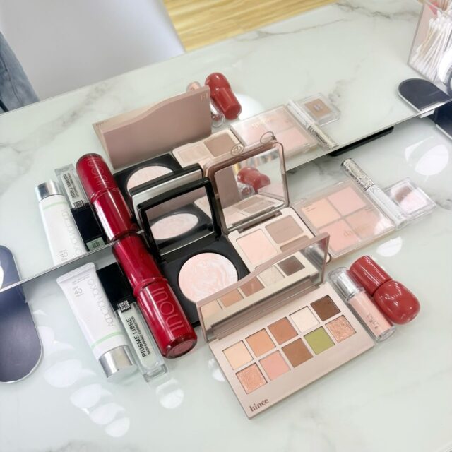 【✨人気メニュー✨】
自分だけの美人バランスがわかる!
#ゴールデンバランスメイク 🏆(黄金比)
¥25,000
■東京・大阪・名古屋サロンにてご予約可
担当Mitsuya(名古屋)
【メニュー内容】
自然界で最も均整がとれ美しいとされる「黄金比」バランス。そんな美の黄金比である「ゴールデンバランス」に基づき、お客様の顔の美バランスを叶えるプロの補正メイクテクニックをお伝えする人気コースです。
「黄金比率で作られた顔イラスト」と「お客様の顔写真」を重ね合わせ、パーツやスペースバランスなどについての差異を分析。
それをもとに、黄金比に近づけるためのポイントメイクのハウツーを講師がレクチャーします。
さらにお客様ご自身で再現して頂けるように、メイクポイントや使用コスメ&部位を照合写真に記載し、オリジナルカルテとしてお渡しいたします💐
・
自分のゴールデンバランスを知ることで、均整が取れ全方位から好印象を得られる普遍的なメイクを学ぶことができます。
ご自身のメイクの基礎となる、最高バランスを見つけたい方におすすめのコースです✨
【費用・所要時間】
¥25,000(最大120分)
▫️講師によるフルメイク+お客様専用オリジナルメイクカルテ2種付き
▫️before after写真プレゼント
【流れ】
①カウンセリング&お顔写真の撮影(ノーメイク)
②黄金比イラストとお客様の顔写真を重ね合わせ、顔バランスを分析
自分の顔の特徴を知り、黄金比に近づけるためのポイントを確認します
③分析結果をもとに、講師がメイクレクチャー
フェイスライン・眉・目・鼻・頬・唇などパーツ毎に補正テクニックを細かくお伝えします
④後日データ納品
・メイク方法を解説した顔カルテ
・使用コスメ&部位を解説した顔カルテ
・before after写真
上記3点をレッスン後3日程度でご納品いたします
🙋♀️こんな方にオススメです
・自分の顔に合う黄金バランスメイクを知りたい方
・全方位に好印象なメイクを知りたい方
・印象が変わる補正メイクテクニックを知りたい方
本メニューは随時ご予約・ご案内が可能です
皆様からのお問い合わせをお待ちいたしております✨
#黄金比率メイク#ゴールデンバランス#補正メイク#補正メイクテクニック