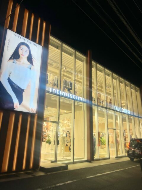 弊社の長年のクライアントさまである
FALCONERI、intimissimiの
南青山の国内最大級旗艦店オープンレセプションへ🌹

2019年のFALCONERI日本初上陸時から
パーソナル診断を活用した様々なプロモーションを
全国各地でご一緒させて頂いております

アイテムのカラーバリエーションも豊富で
診断結果に本当にぴったりなお色のアイテムを
お客様一人ひとりにご提案できる点、
そして何よりも品質の良さが魅力の同ブランド。

表参道駅から徒歩1,2分の好立地📍
ぜひ足を運んでみて頂けたら嬉しいです🌹